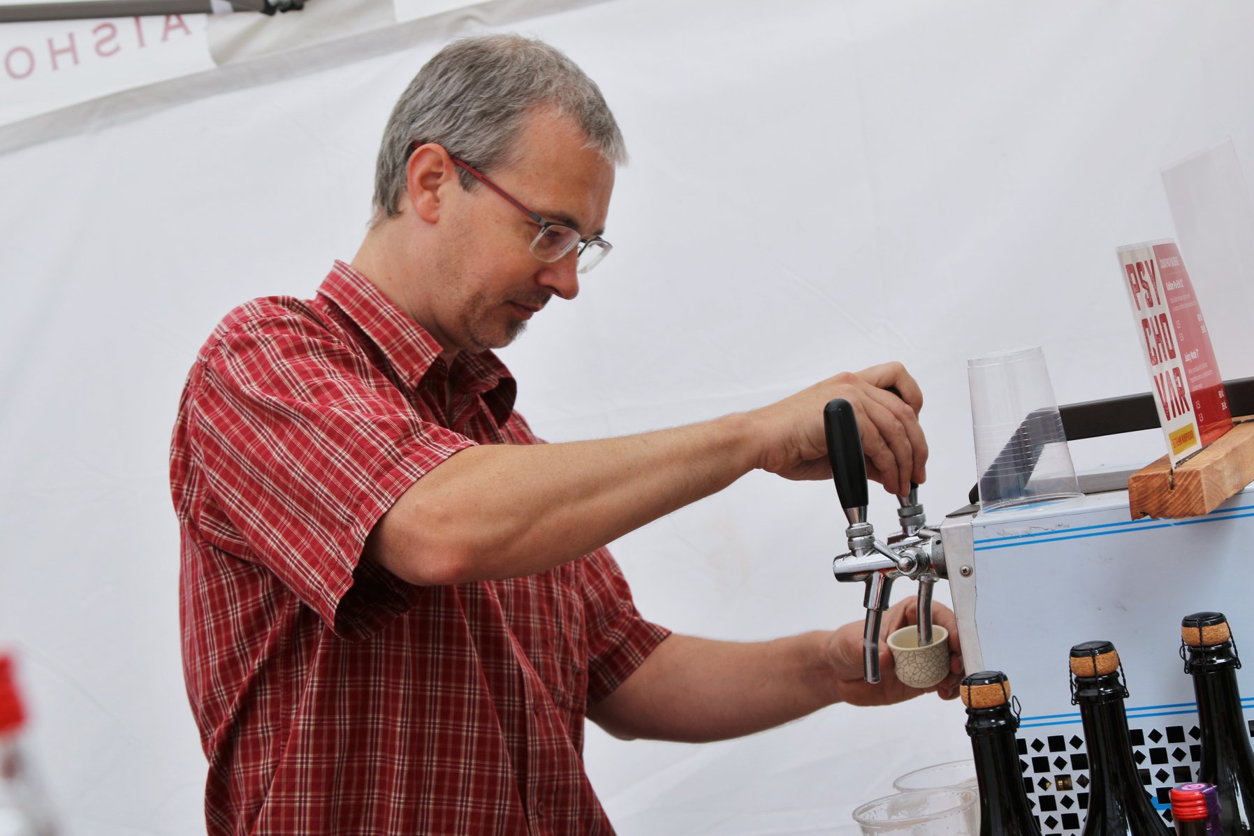 Tomáš Benda točí čajové pivo od Psychovau na Čajů Festu v Ústí nad Labem
