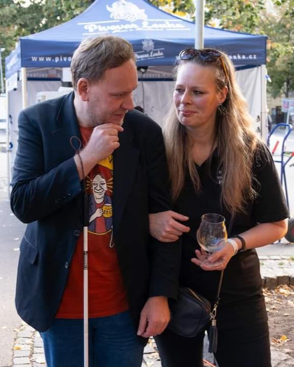 Jiřík nevidí ani pivo v prázdné sklenici